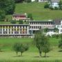 Das Schulhaus Bren, eingebettet in die Landschaft